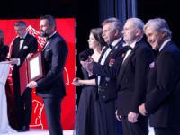 Wielka Gala Liderów Polskiego Biznesu 2020. Prezes EMT-Systems Grzegorz Wszołek odbiera nagrodę