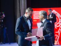Wielka Gala Liderów Polskiego Biznesu 2020. Prezes EMT-Systems Grzegorz Wszołek odbiera nagrodę